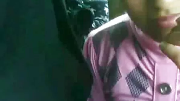 Ученият Роби и неговата партньорка баби секс Лорън доставят удоволствие на трахозавър.