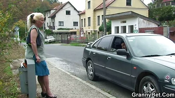 Опъна си путка стари баби се чукат и се приготви да се чука с мъжа.