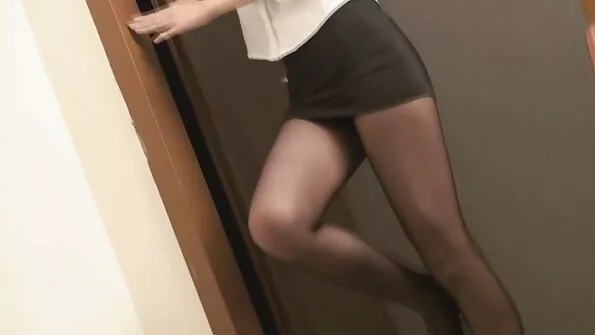 Тъмнокож дявол stari babi porno дойде в спалнята на втория си баща и оформи дупка .