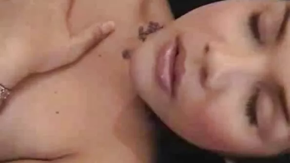 Азиатско момиче яростно имитира други sex lelki порнозвезди.