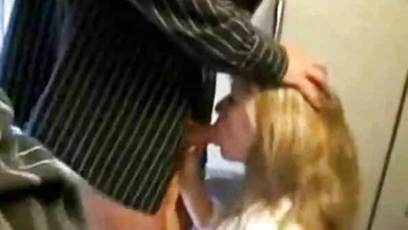 Демонът на похотта разкъсва lelki porno пукнатините на едрогърда грешница.