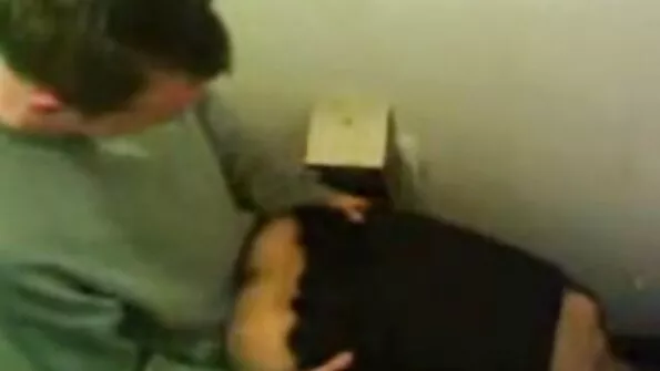 Куклата с бледа кожа Алис разтваря баба и дядо правят секс дупето си и показва котето си.
