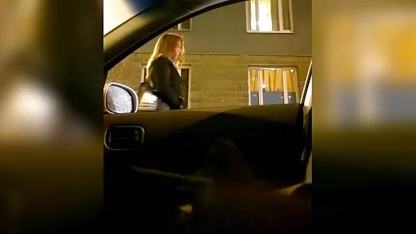 Силиконова MILF се суши край басейн. porno s stari babi