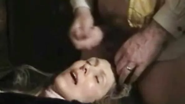 Приятелят на porno s stari babi баща ми Мик трябваше да чука секси студентка Хъни Голд.