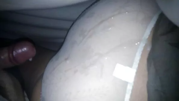 Ненаситна домакиня с пищни цици seksi lelki чука градинаря.