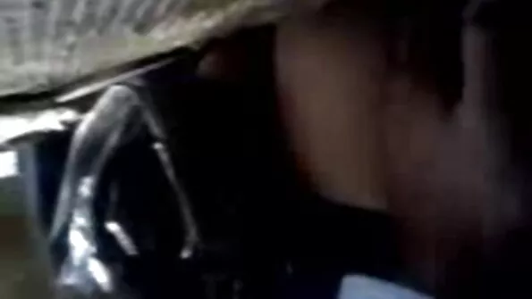 Приятелят на младоженеца Браян чука бъдещата ebane na babi булка Таша.