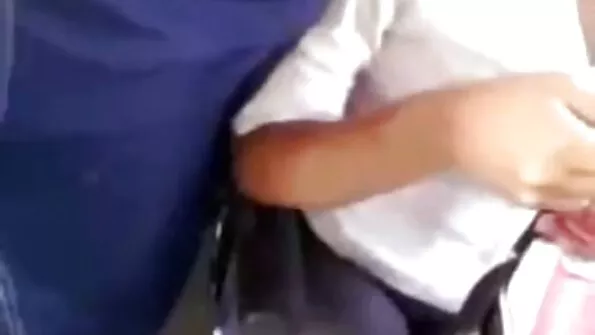 Великолепна ebane babi порнозвезда с балонно дупе се набива на пишка на куриер в банята.