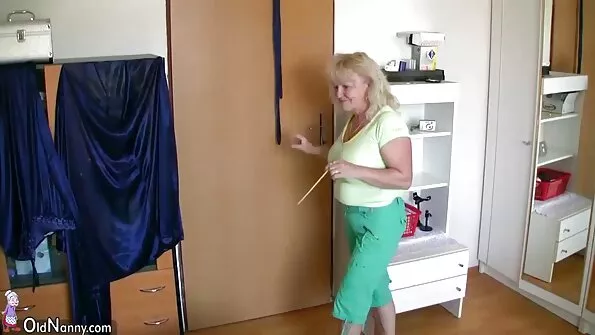 Чука невярната жена. порно със баби