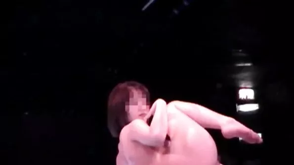 Две бабисекс юници влязоха в къщата на съседа и го чукаха в хамак .