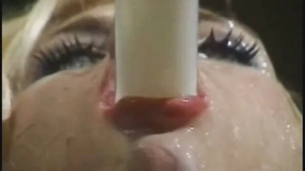 Доминанта porno s stari babi хваща роба за джолана и грубо дърпа във всяка дупка по тялото.