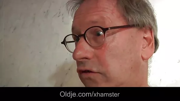 Момчето слага момиченце с пищна цепка на пишка и бретон баба секс .