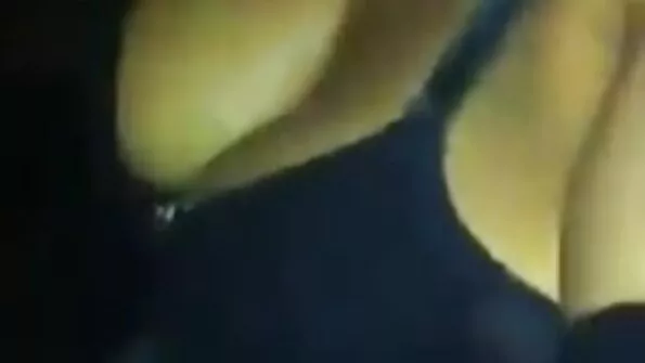 Възрастни мъже пъхат два петела в stari babi sex дупките на млада нимфоманка.