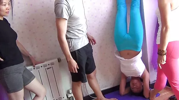 Чаровна брюнетка с красиви гърди Аня разтвори секс на баби крака.