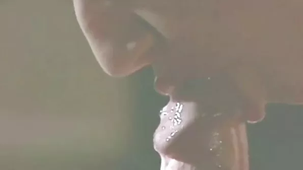 Мъж с ръкавици намаза задника на Катрина Джейд и го чука stari babi porno грубо в анала.