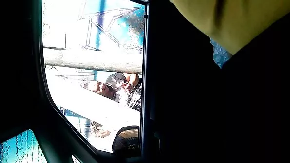 Мъж имаше сладък секс със зряла леля бабисекс в каубойски магазин.