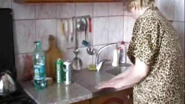 Спиращ дъха зимен секс на млади влюбени порно със баби на топло легло.
