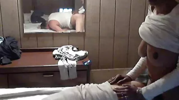 Гай си играе с косматия porno lelki пубис на Райли Рийд.