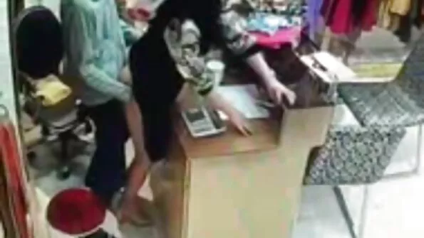 Безстрашна курва баба прави секс и неудържим отмъстител се чукат в тоалетната .