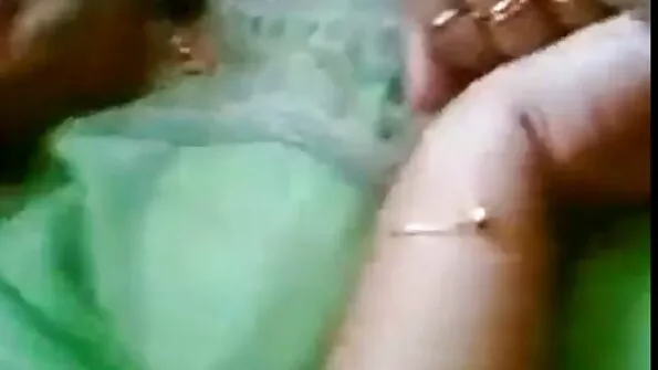 Черна жена porno klipove s lelki със страхотно тяло се дава на любовника си край басейна.