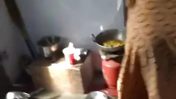 Сервира се на маса в залата. бабички порно