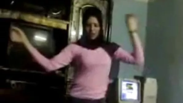 Майната му Луси Дол с stari babi porno миниатюрни гърди.