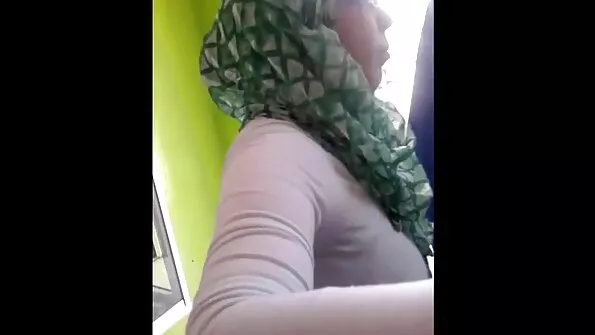 Барманът дръпна жената на stari babi se ebat шефа си в таверна.